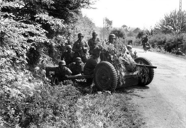 Im Westen, deutsche Soldaten mit getarnter Pak