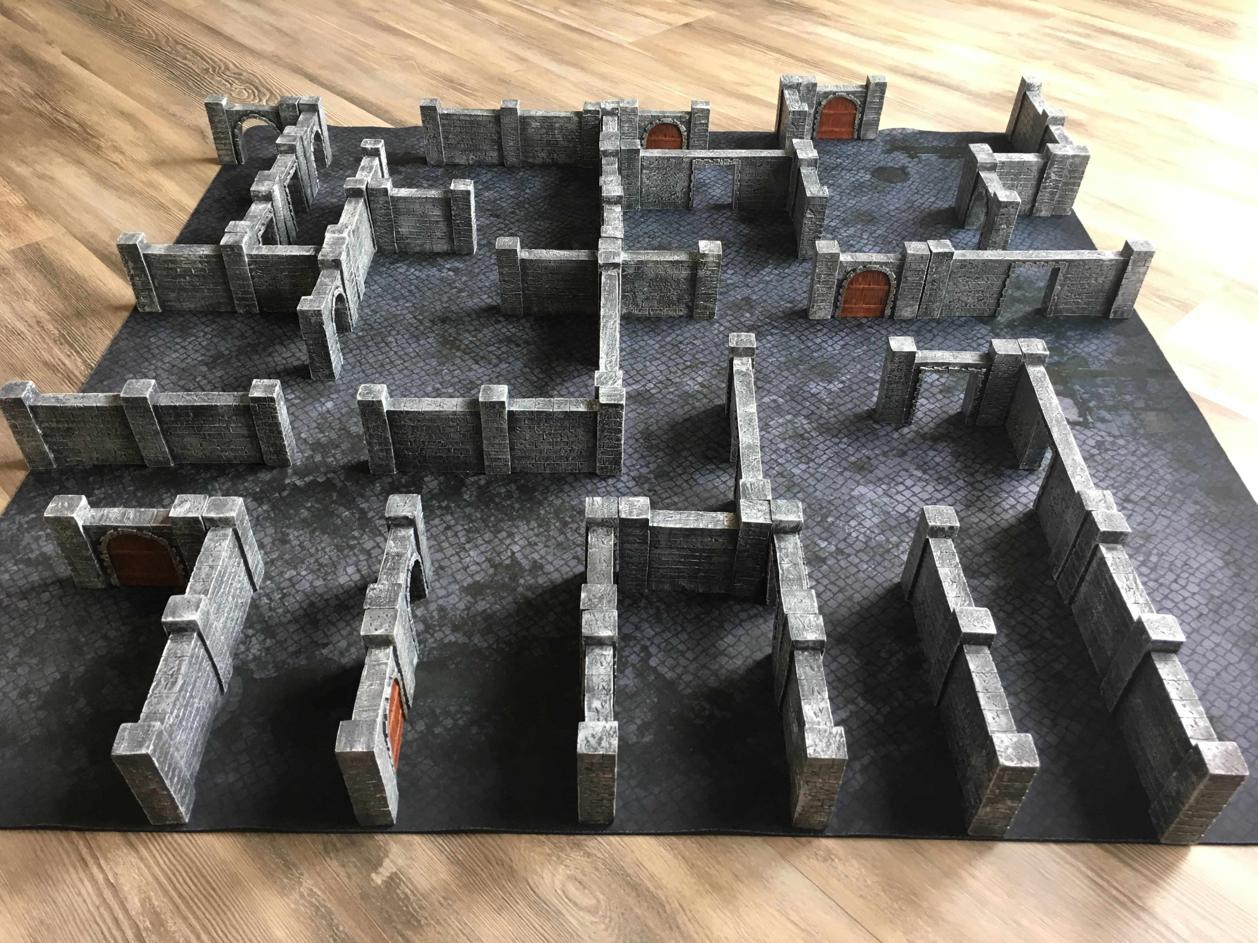 NEW TERRAIN: 40pcs of DUNGEON WALLS, all prepainted and ready to play.