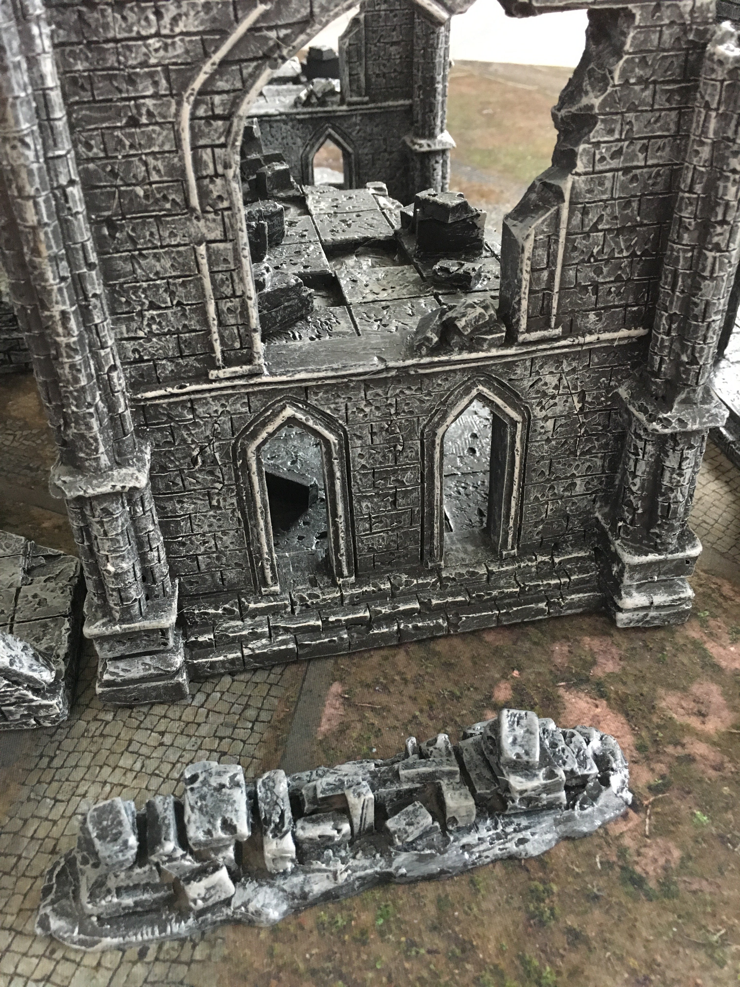 Pre-painted and assembled 13pcs Ruined buildings set