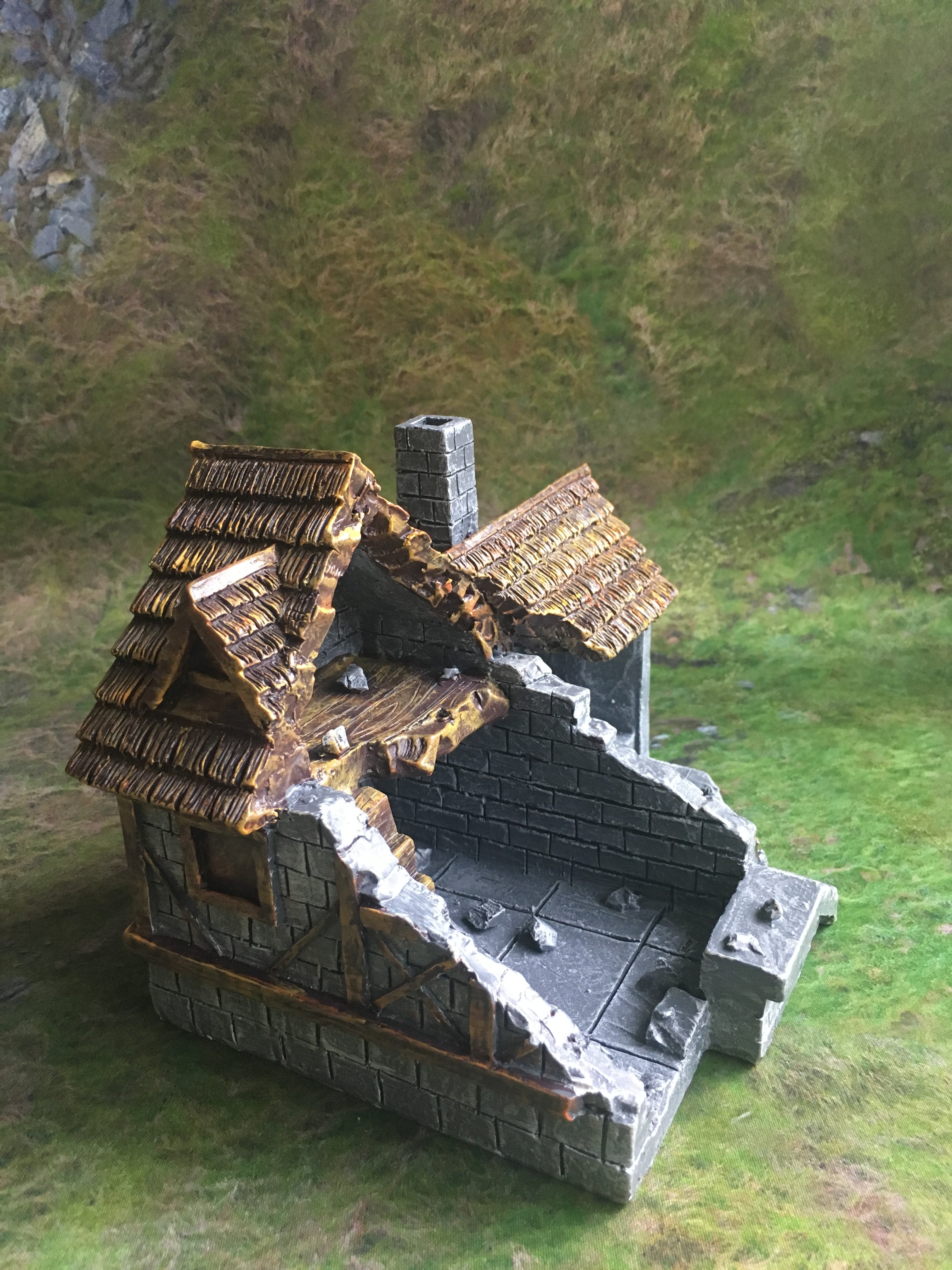 Pre-painted 3pcs set of Ruined Fantasy houses by URBANMATZ is here !