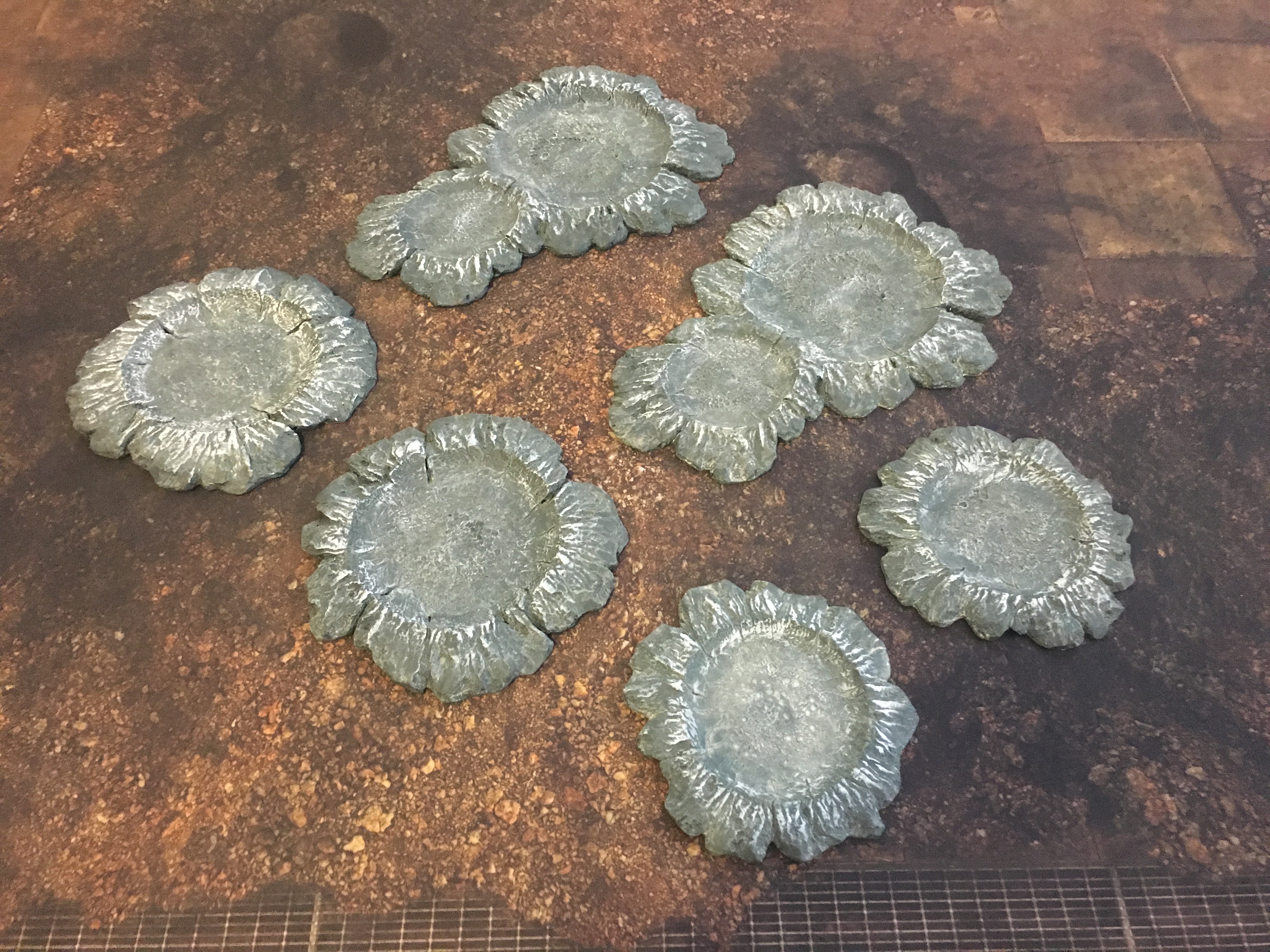 PREPAINTED WARGAMING CRATERS – 2 COLOUR VERSIONS – GREY and DESERT – 6pcs sets